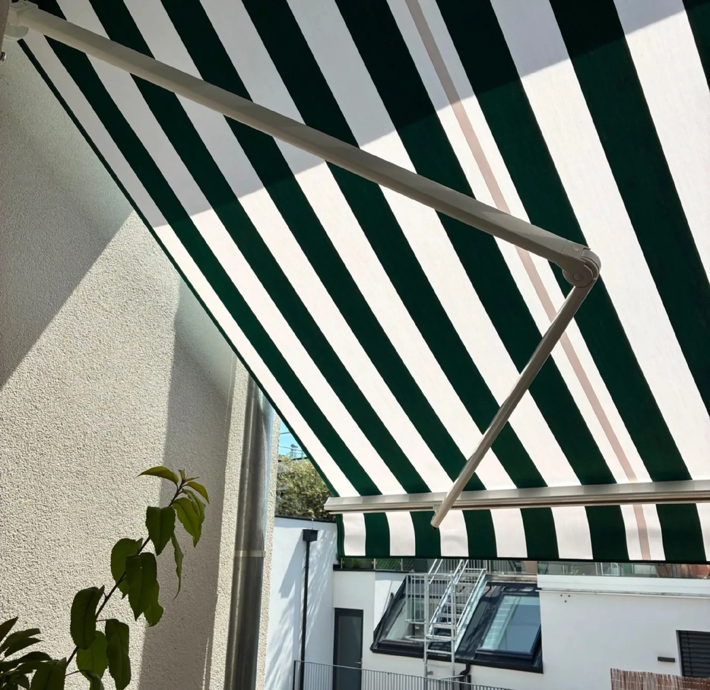 RolloMax Gelenkarmmarkise am Altbau-Balkon in Wien
