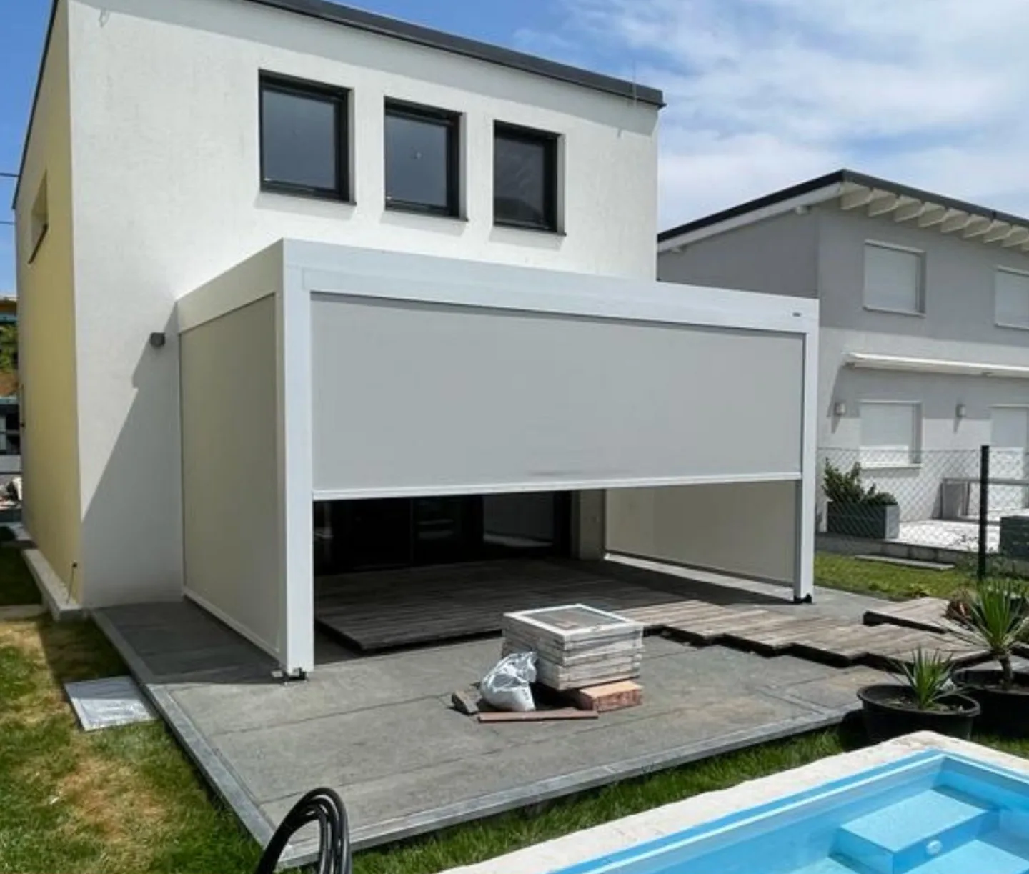 RolloMax bioklimatische Pergola mit ZIP-Screens am Pool in Wien